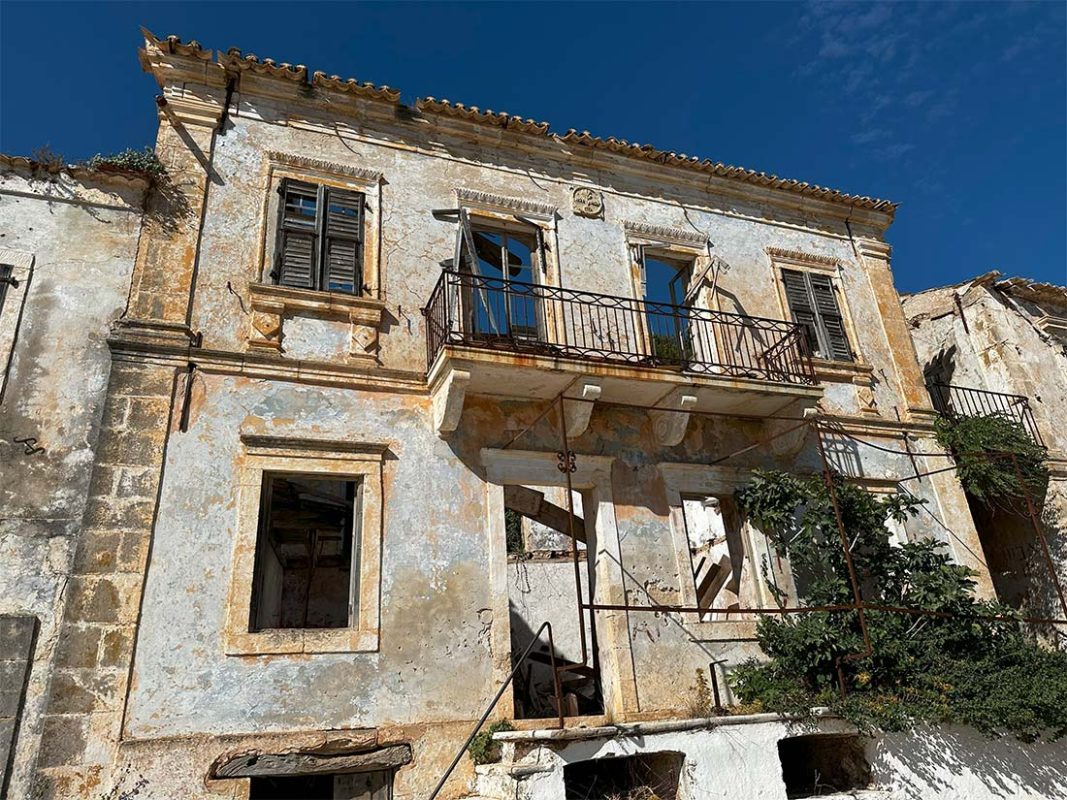 Ruiny w miasteczku  Assos po trzęsieniu ziemi z 1953r.